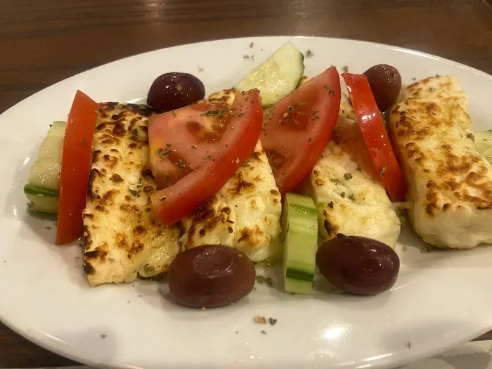 Grilled halloumi, Πλάκα, 31st Ave