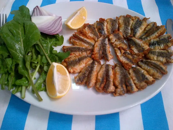 Hamsi tava, roka, lemon and red onions